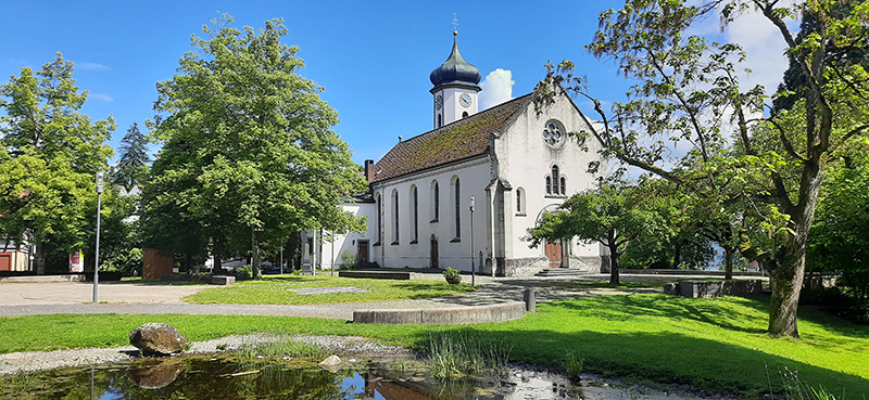 Kirche mit Dorfplatz - Stolz